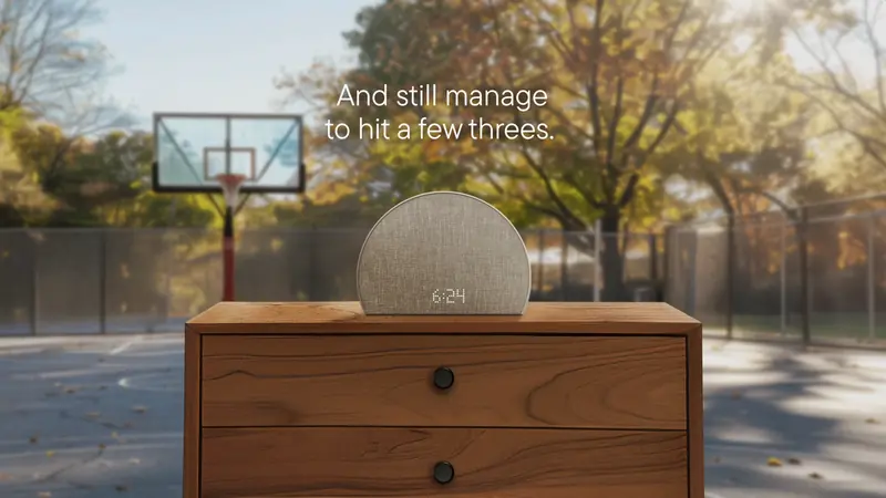 Le même réveil sur une table de chevet à côté d’un terrain de basket extérieur, avec l’accroche en anglais « And still manage to hit a few threes » (et réussir encore quelques tirs à trois points).